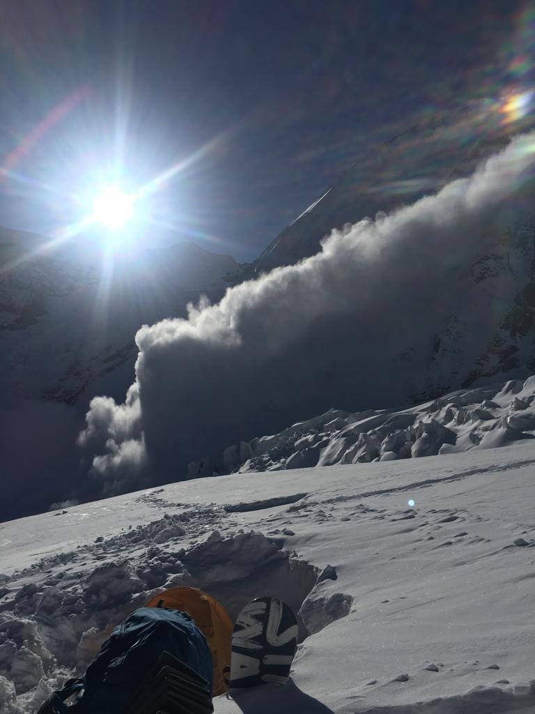 Crampons point и лавина рядом с “лыжехранилищем”.  Фотографии из архива Сергея Баранова