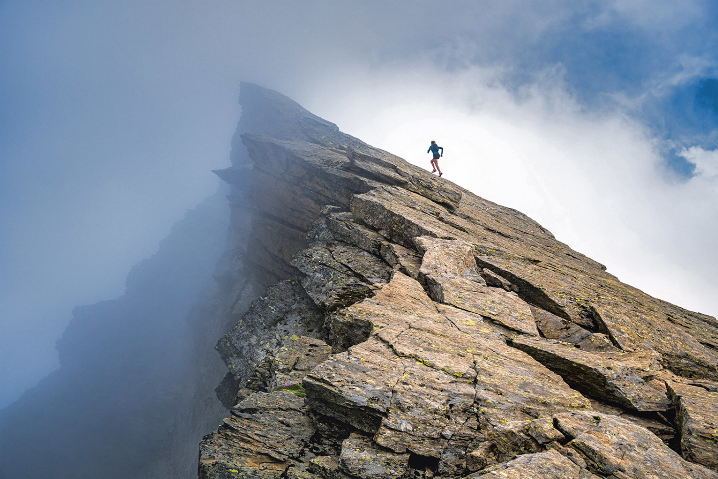 Ким Стром бежит по скалистому хребту над Saas-Almagell, Щвейцария. Фото: Dan Patitucci