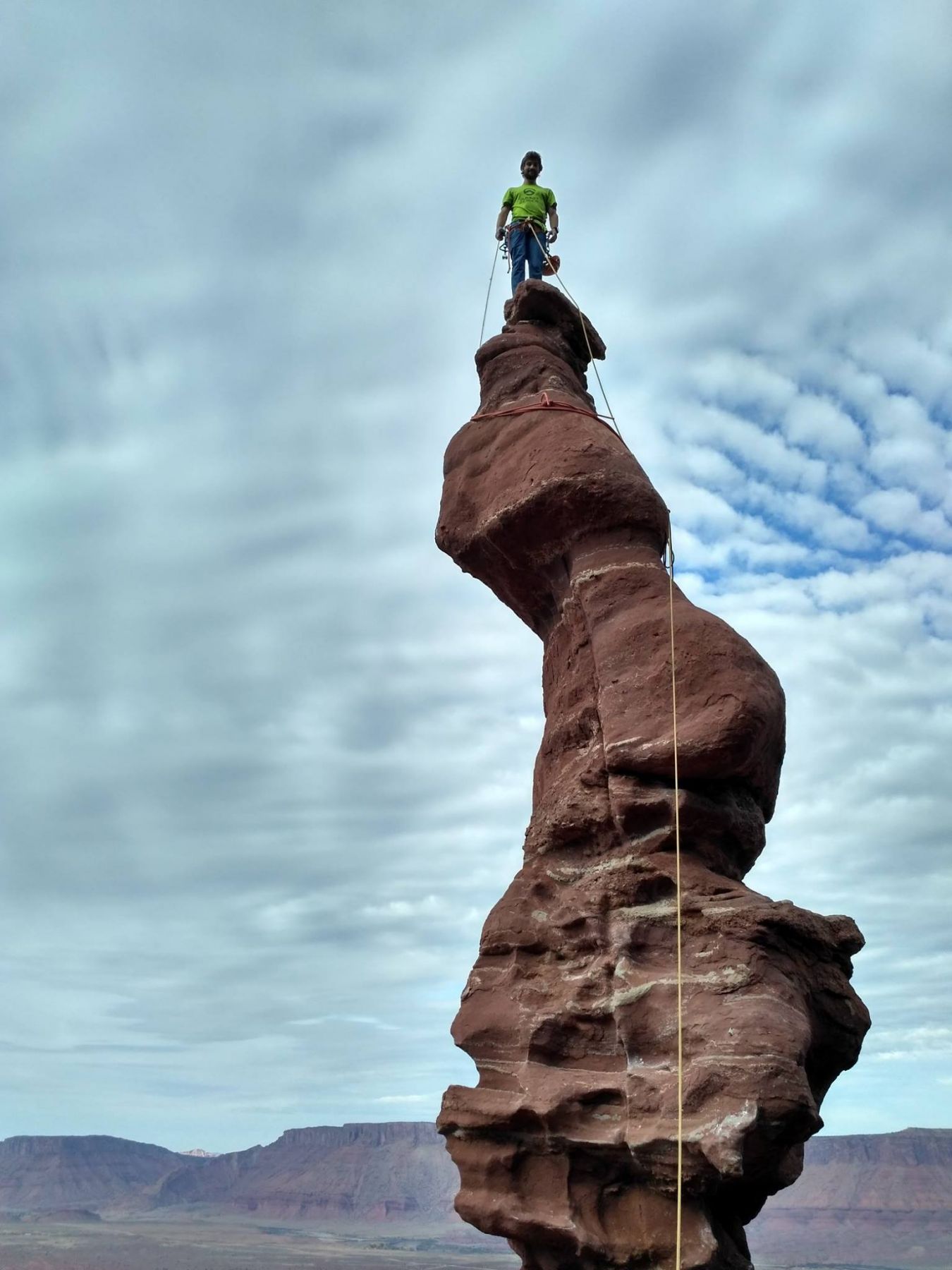 Борис Егоров на вершине одного из скальных столбов в пустыне Моаб, штат Юта