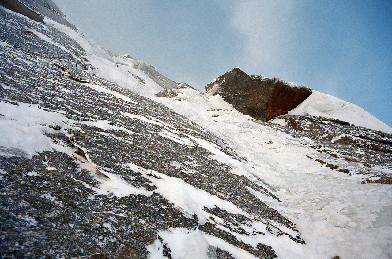Зимнее первопрохождение на Ашатскую стену пик Сабах (5300 м): ледовая речка