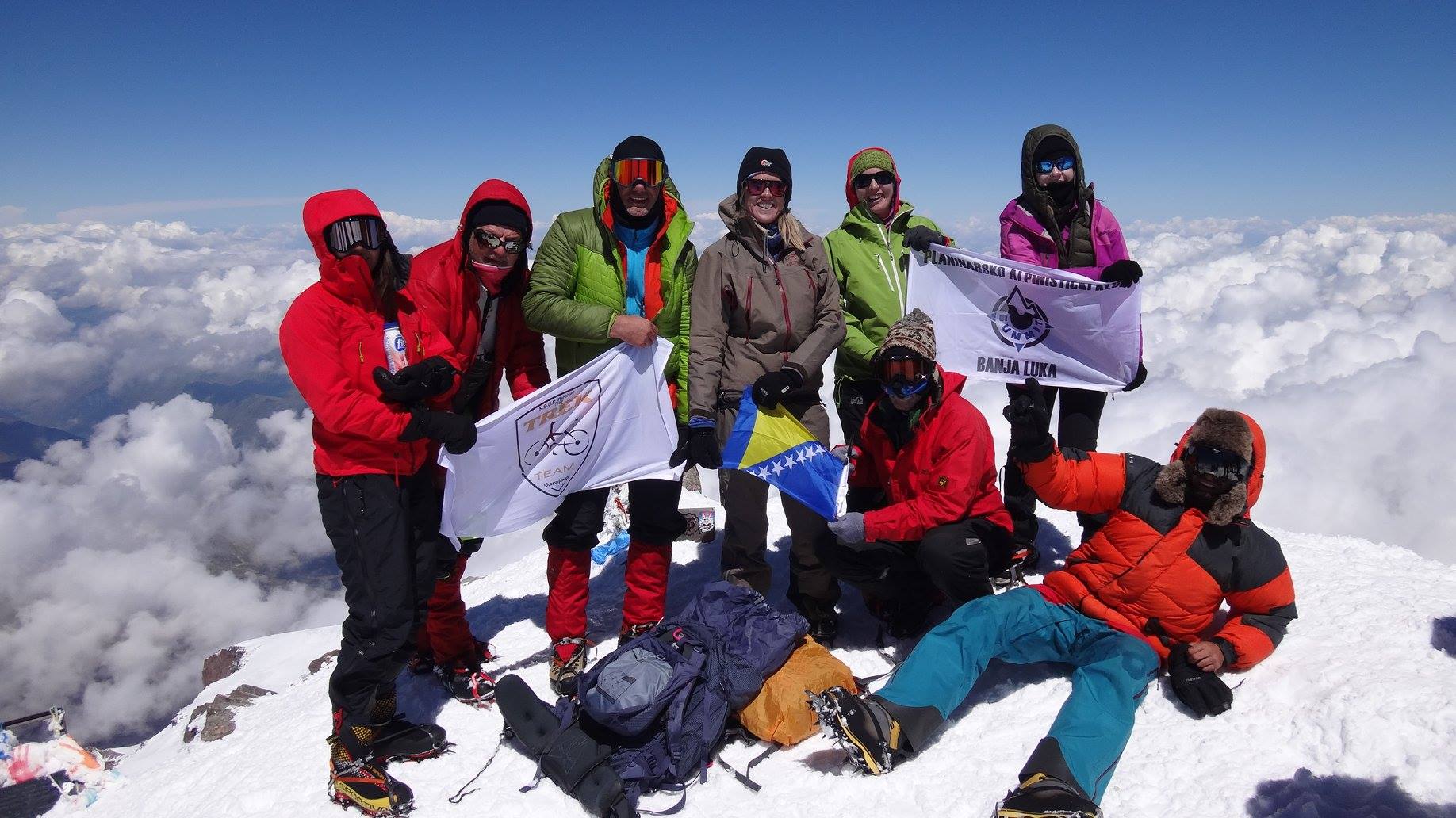 Международная группа на вершине Эльбруса