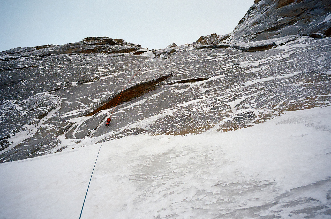 Зимнее первопрохождение на Ашатскую стену пик Сабах (5300 м): на спуске
