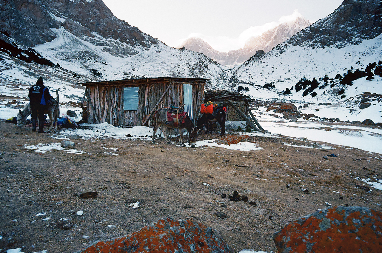 Зимнее первопрохождение на Ашатскую стену пик Сабах (5300 м): базовый лагерь