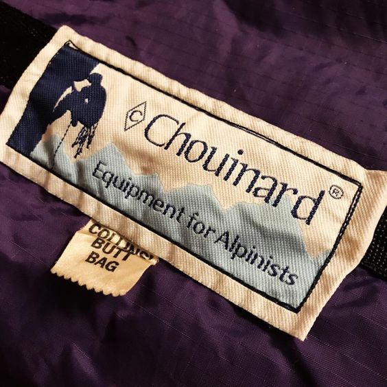 Этикетка Chouinard Equipment на одежде.