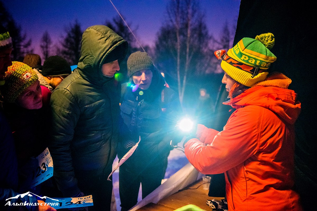 Выдача прокатных фонарей Petzl на старте гонки Alpindustria Night Trail
