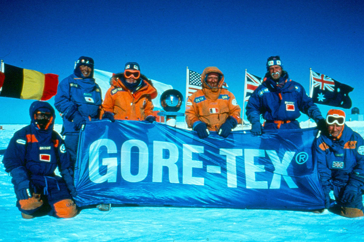 Alpindustria.ru: История изобретения мембраны Gore-Tex. Участники международной трансантарктической экспедиции, экипированные в Gore-Tex. 1990 год.