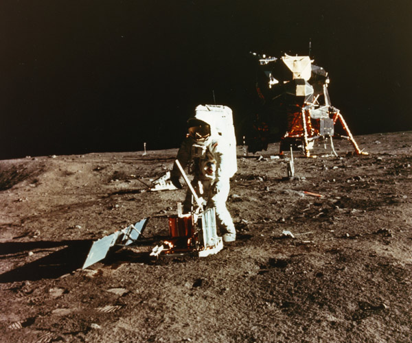 Alpindustria.ru: История изобретения мембраны Gore-Tex. Высадка миссии НАСА «Аполлон-11» на Луну 21 июля 1969 года