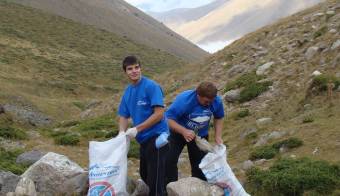 Экологическая акция «Сохраним горы в чистоте» на склонах Эльбруса