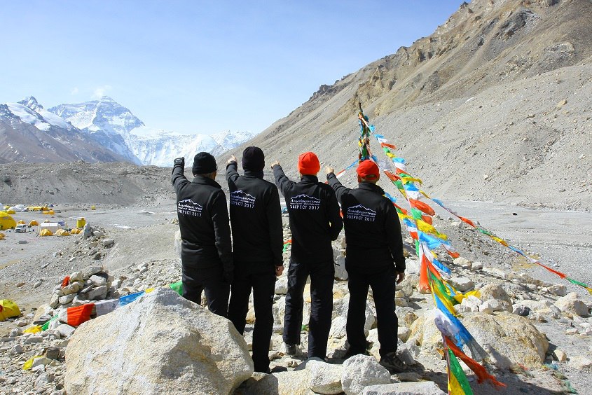 Команда АльпИндустрии в базовом лагере Эвереста