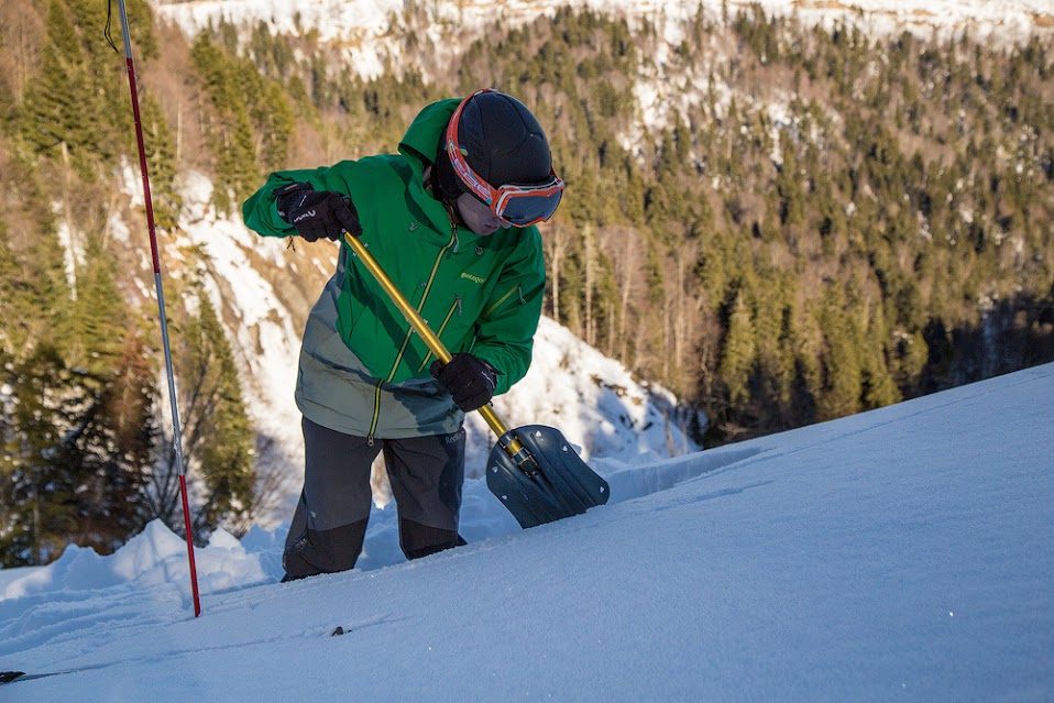 Список снаряжения для ски-тура: лавинная лопата