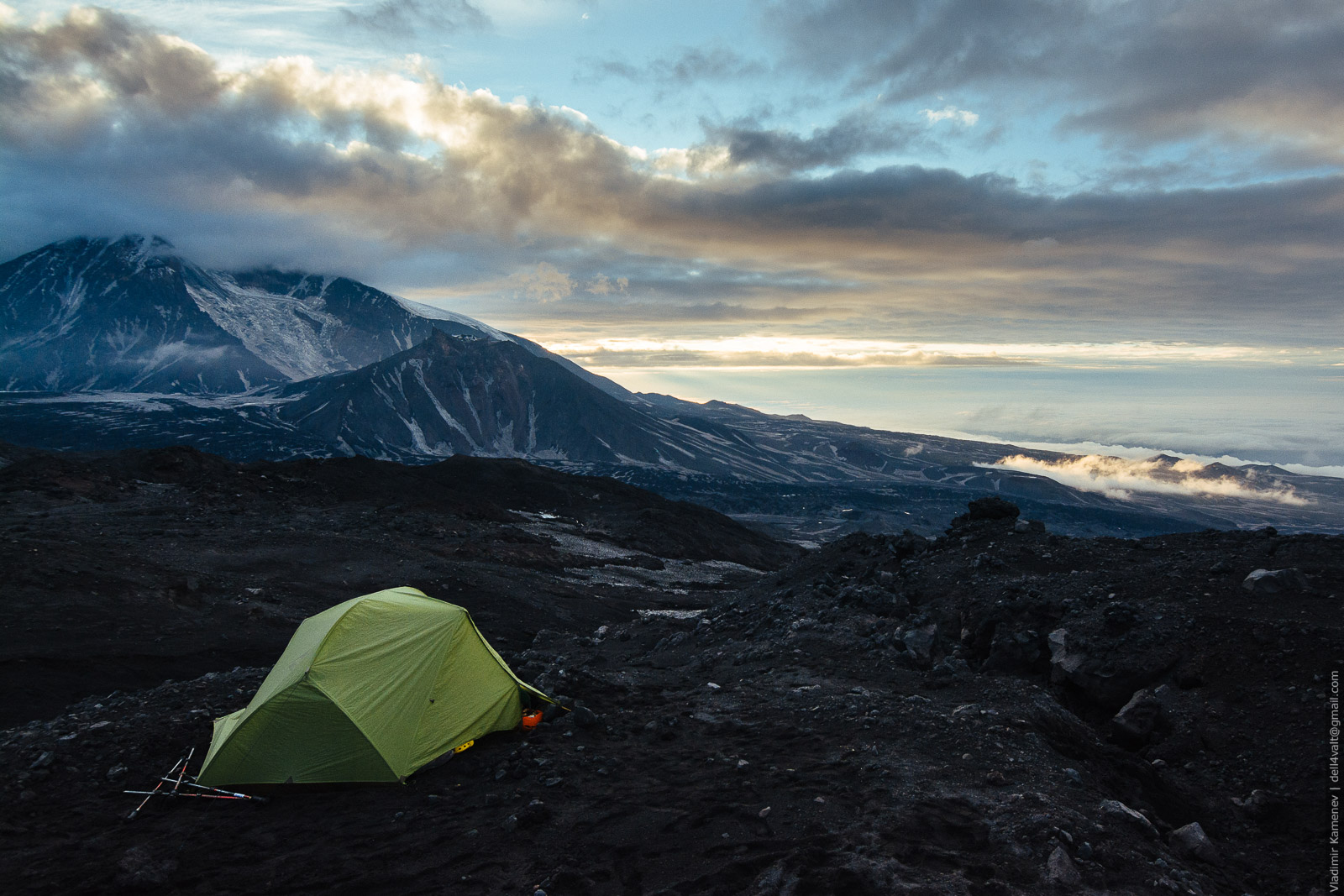 Камчатка: Вторая ночевка - совсем рядом ледник Эрмана. А на фото наш дом и вулканы Средний и Безымянный