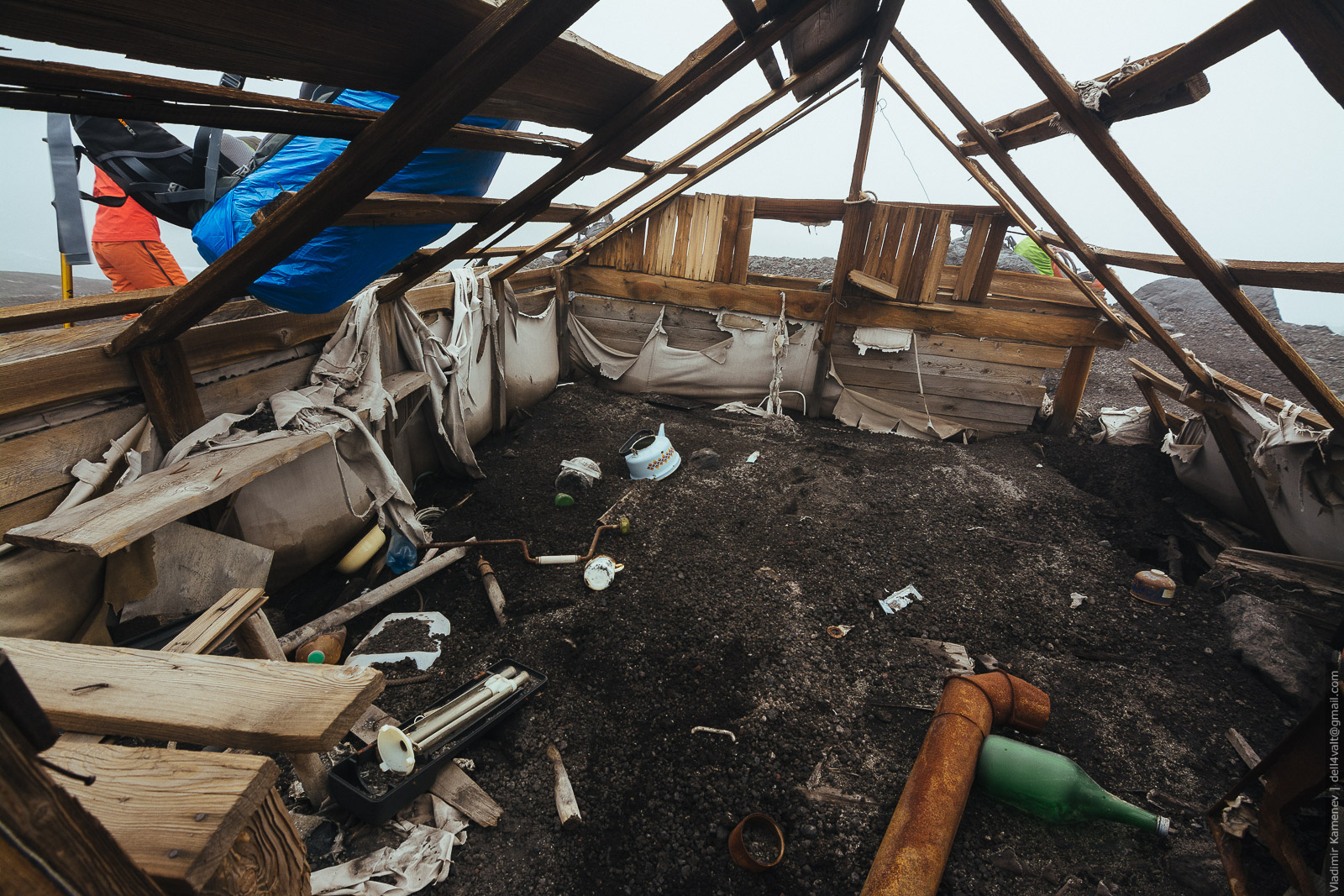Камчатка: Заброшенный домик вулканологов внутри…