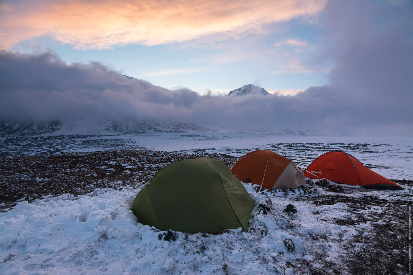 Камчатке: Наш лагерь на закате с видом на плато «Малая Антарктида» и вулкан Крестовский