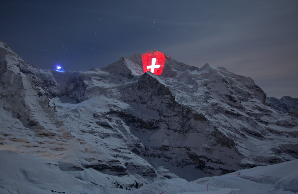 Cиний свет слева - прожекторы в горном лагере, создающие картинку (jungfrau.ch)