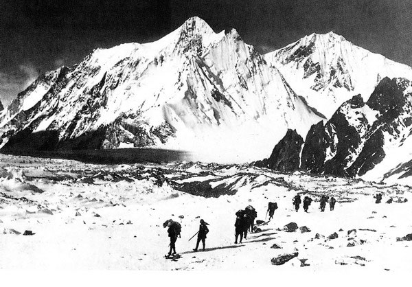 Экспедиция герцога под К2, на дальнем плане справа - Чоголиза