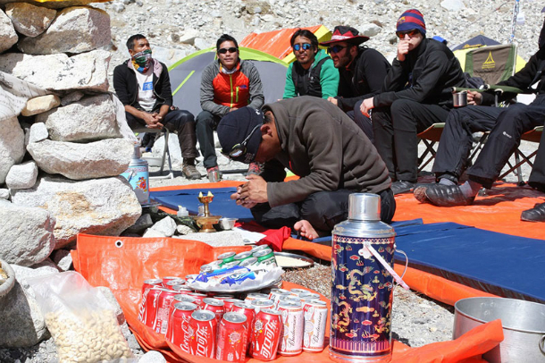 Эверест-2017: ритуал Пуджа