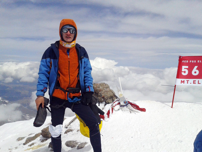 Денис Купрюхин на вершине Эльбруса на гонке Red Fox Elbrus Race