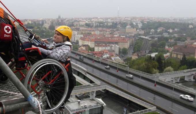 Альпинисты помогают Катерине Суловой, выпускнице университета для инвалидов «Jedlickuv Institute» подняться в инвалидном кресле на крышу пражского Конгресс-центра, 4 мая 2013 года. Фото: REUTERS/Petr Josek 