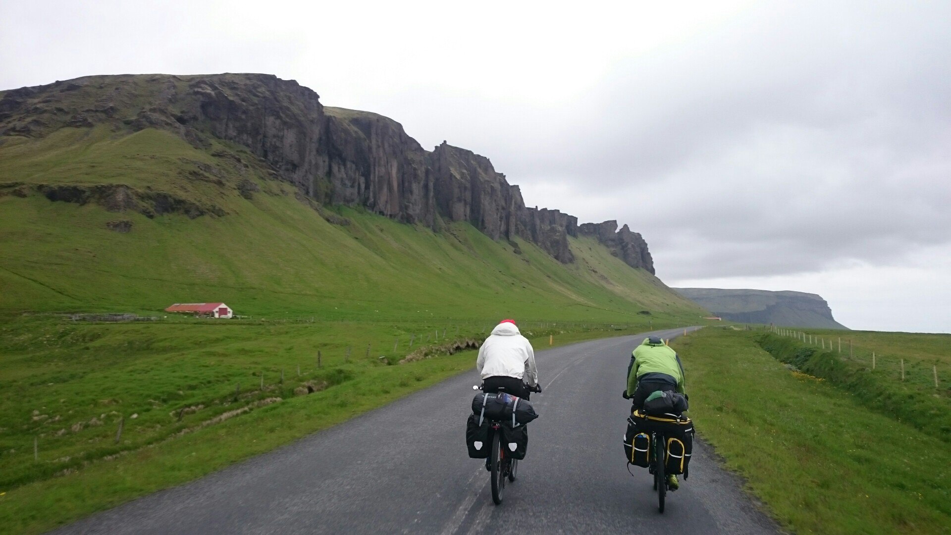 1900 км. Велосипед в Исландии. На байке по Исландии. На велосипеде по Исландии. Велосипед холмы Исландия.