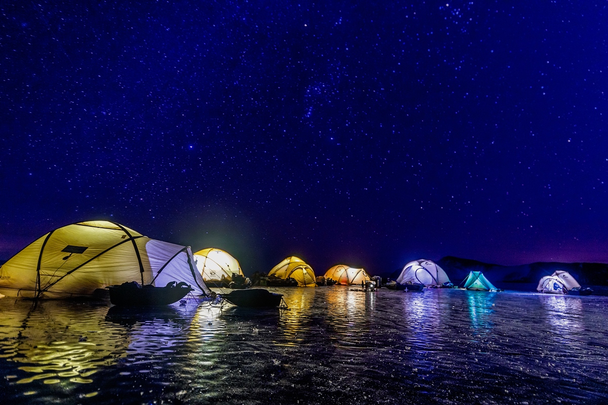 Палатка байкал. Озеро Байкал ледяные шатры. Палатка на Байкале. Ночная зимняя рыбалка. Ночь в палатке на льду Байкала.