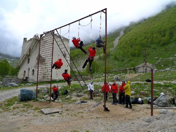 Первый модудь Национальной школы горных гидов в Безенги