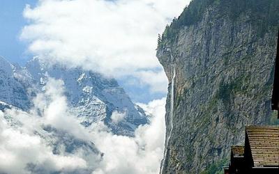 Горный массив Лаутербруннен известен как место многочисленных несчастных случаев среди любителей прыжков с гор (© Keystone)