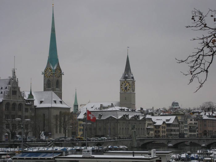 Цюрих. Вид на старый город. Возвышаются стройный Fraumunster и церковь Святого Петра