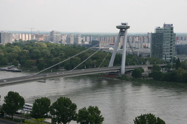 Вид на новый город
            и мост через Дунай