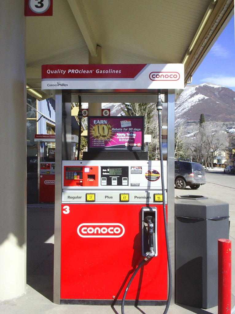 Аспен, автомат бензозаправки Коноко; стоимость бензина $2.98 за галлон, или $0.79 за литр 
