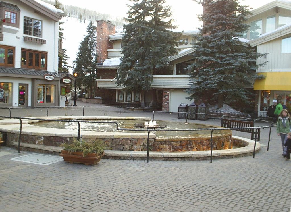 Вэйл Виллэдж, фонтан на площади Зайберт Сёркл и выход на склоны 