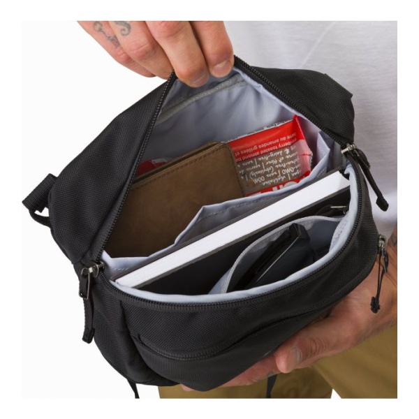 【廃盤カラー 美品】ARCTERYX maka2 Body Bag 美品】ARC'TERYX アークテリクス マカ2 MAKA2 初期型 廃盤 赤×紫